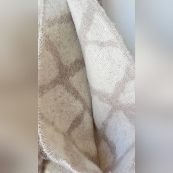 KIT Accessories Beige and Cream Geometric Scarf with Fringes 17×75" - Picture 5 of 5